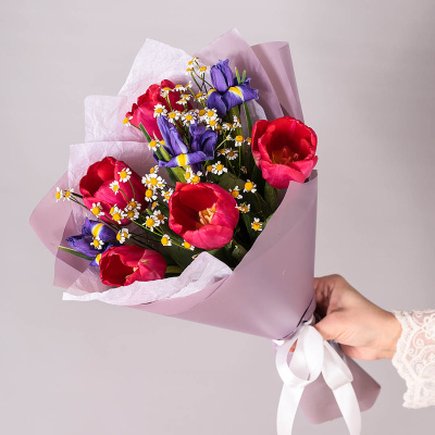 Букет из малиновых тюльпанов с ирисами и ромашками N 59876