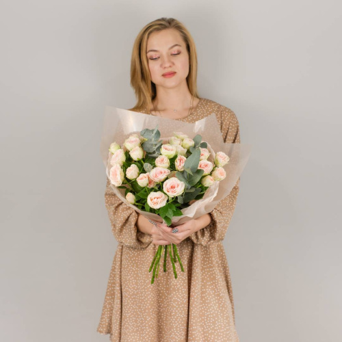 Букет из кремовых кустовых пионовидных розовых роз с эвкалиптом арт. 50416