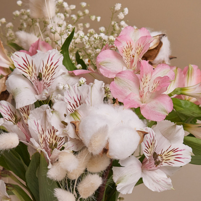 Букет из альстромерий в вазе. Сет N 82237