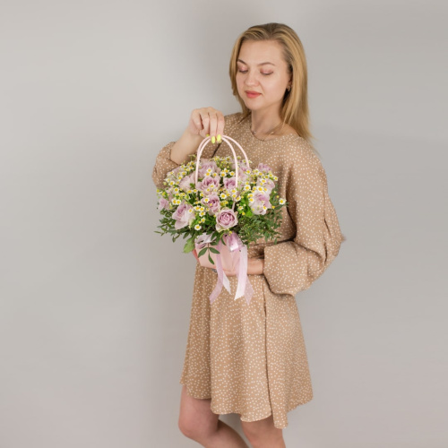 Сумочка с розами Кения и ромашками (танацетум) арт. 50540