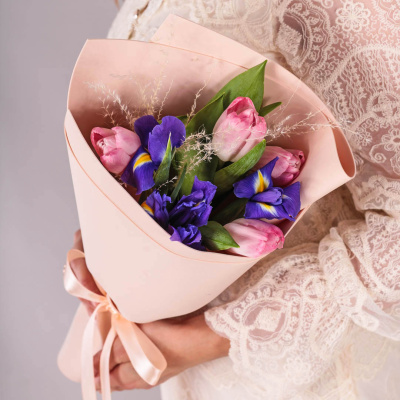 Букет мини из розовых тюльпанов с ирисами 59869