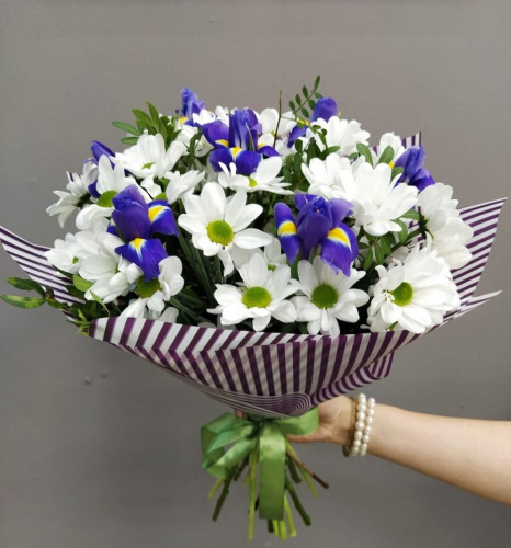 Букет с кустовой ромашковой хризантемой и ирисами "Соната белая" арт. 7047-Б