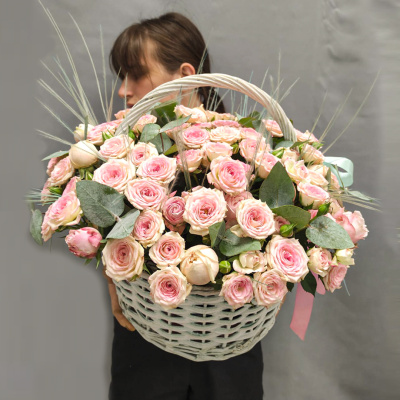 Корзина нежных кустовых роз 45005