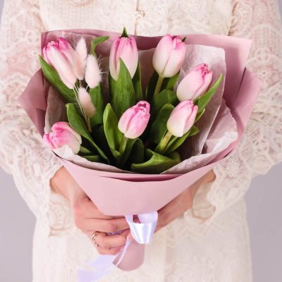 Букет 7 розовых тюльпанов с лагурусом 59862
