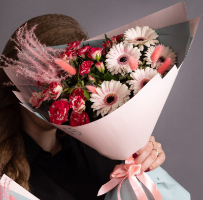 Букет из кустовой розы и мини гербер "Офелия мини. Размер М". N 35972/M