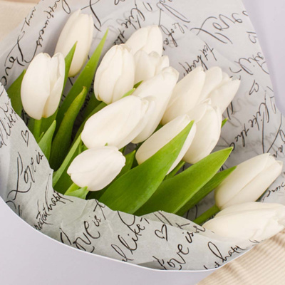 Букет из 15 белых тюльпанов в упаковке 28405