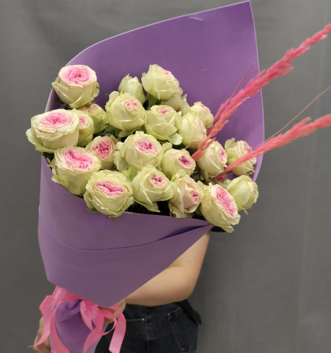 Букет из кустовых пионовидных роз бело-розового цвета арт. 47529