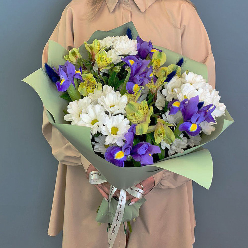 Букет из хризантем с ирисами и желтых альстромерией арт. 67002-Ж