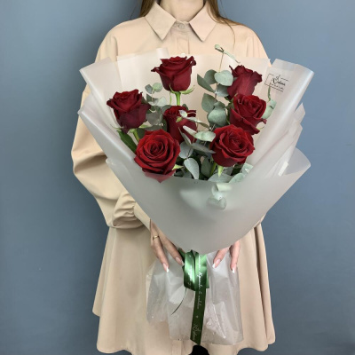 Букет из красных высоких роз Эквадор с эвкалиптом N 76723