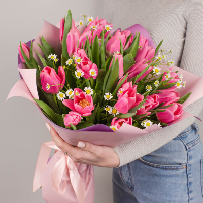 Букеты из тюльпанов с ромашками нежно розовый для мамы и дочки 46337