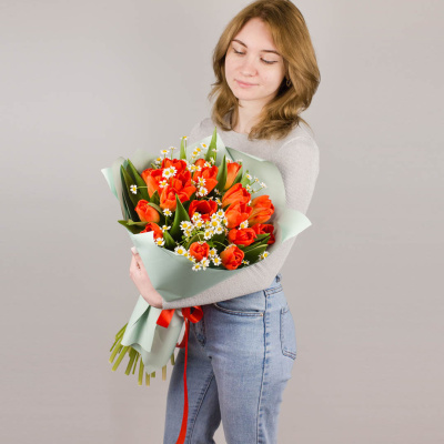 Букет из 19 алых тюльпанов с ромашками 46334