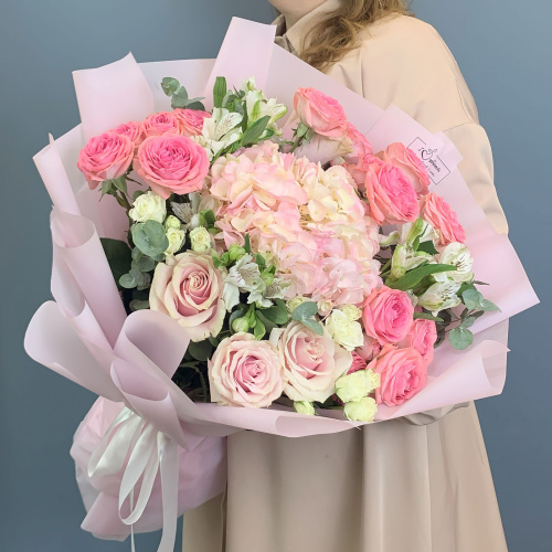 Букет с гортензией и кустовыми розами арт. 71077