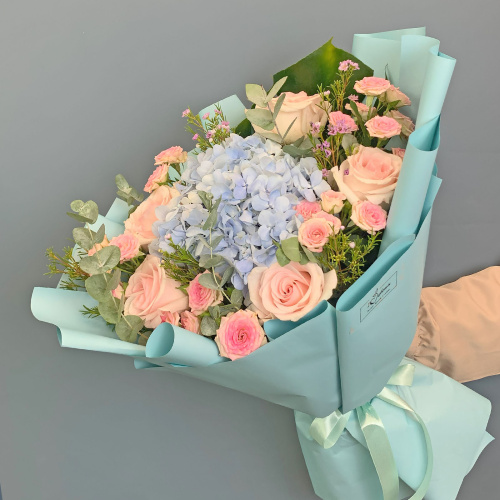 Букет с голубой гортензией и кустовыми розами арт. 71078