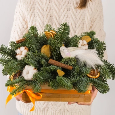 Композиция новогодняя в ящике В ожидании чуда с птичкой и еловыми ветками N 72238