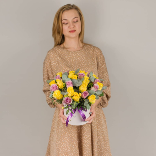 Коробка с желтыми и фиолетовыми кенийскими розами и эвкалиптом арт. 50536