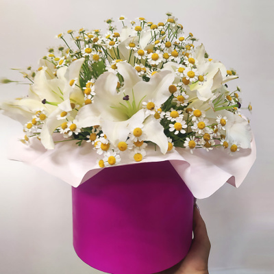Коробка с цветами лилии и танацетум (ромашки) 51368Дв